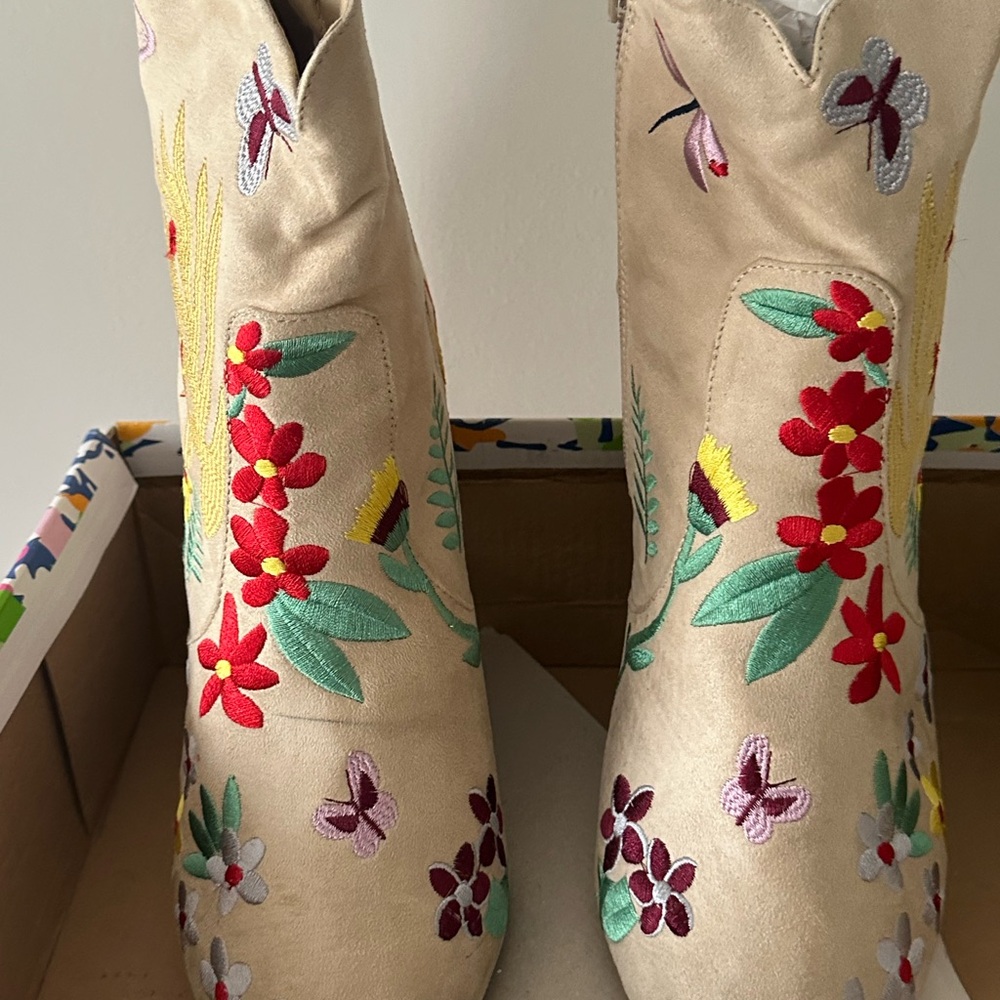 Shoe Republic LA Beige Floral Embroidered Ankle Boots - Picture 3 of 6